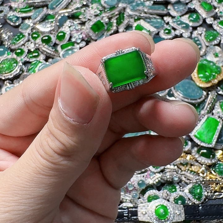 翡翠颈饰未镶嵌天然A货翡翠放漏