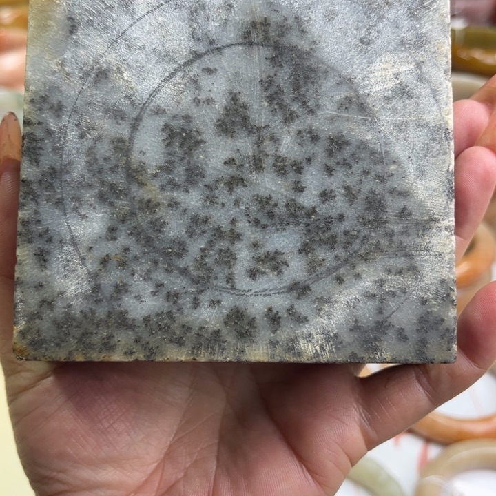 石英质玉未镶嵌手镯千**蚕