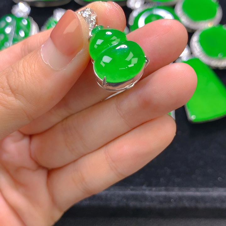 翡翠银S925镶嵌颈饰一个