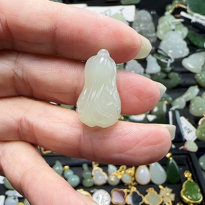 颈饰未镶嵌和田玉皇****?