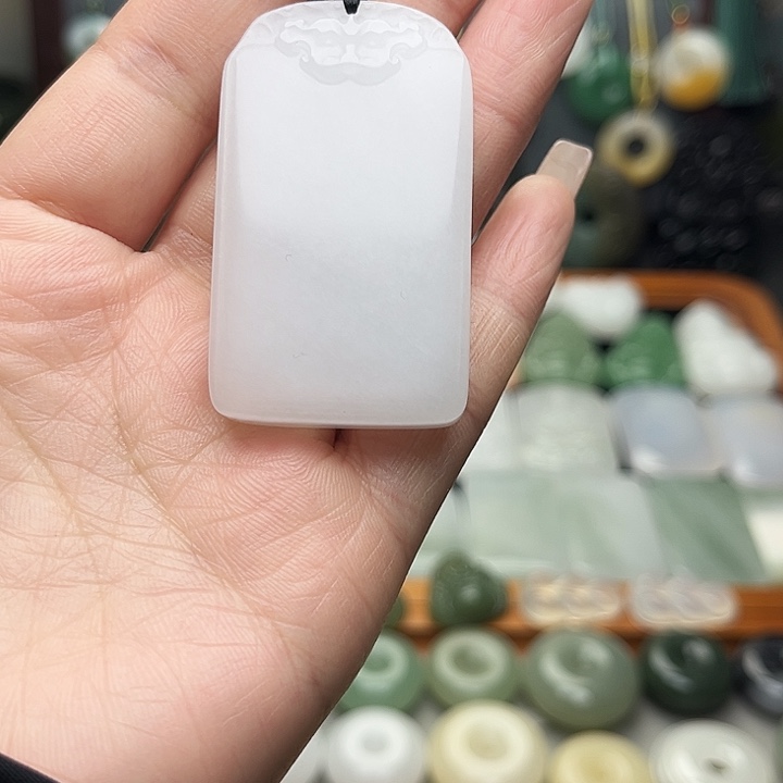 M****石英质玉（金丝玉）未镶嵌颈饰