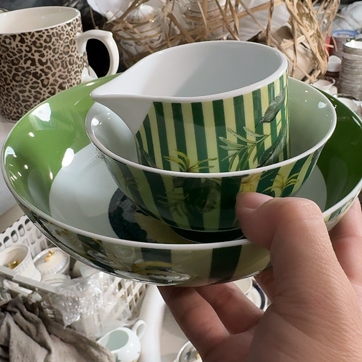 泡***i瓷面碗25米，小碗15，奶壶20米