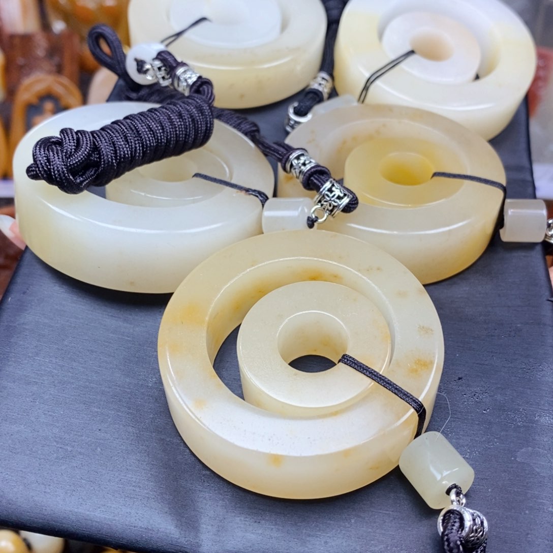 石英质玉颈饰未镶嵌