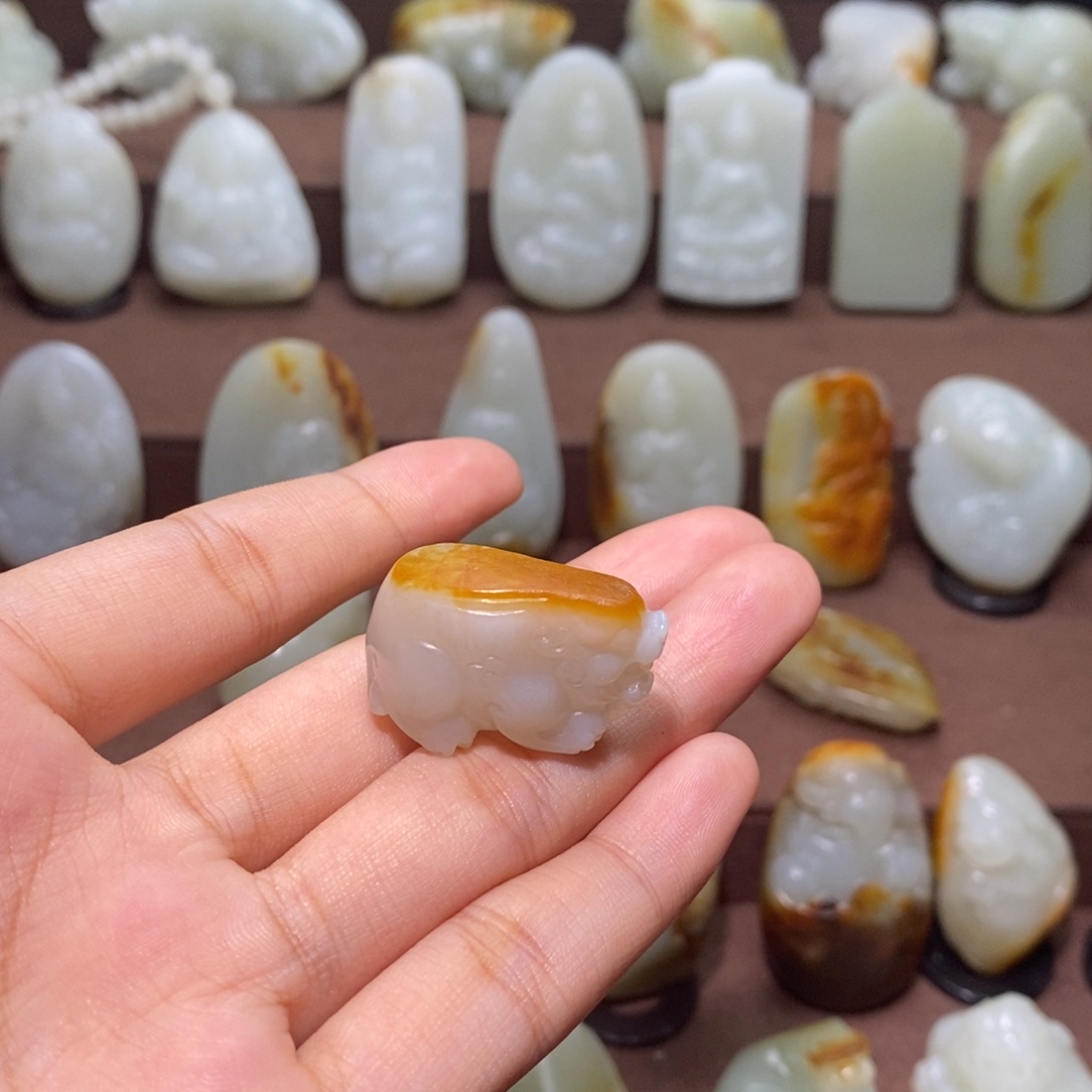 大***赋和田玉未镶嵌颈饰