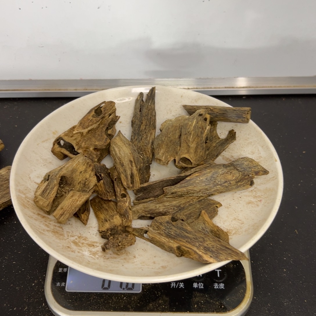 沉香沉香碎屑驼背黑奇虫眼