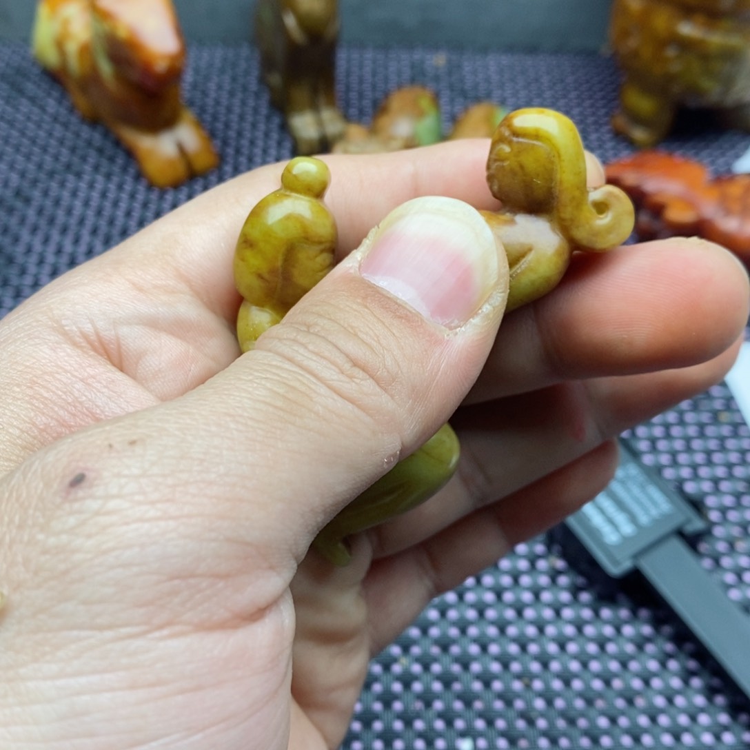 蛇纹石玉颈饰未镶嵌