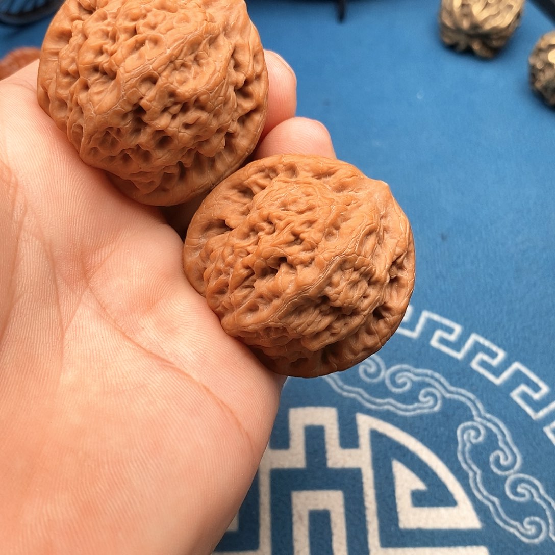 勾***儿吊坠桃核文玩核桃金工艺