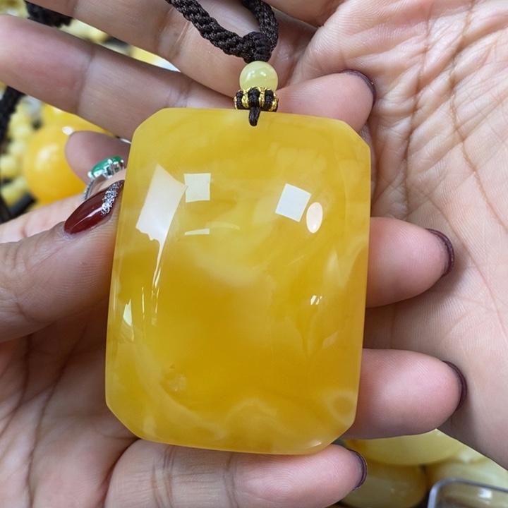 琥珀颈饰未镶嵌牌子