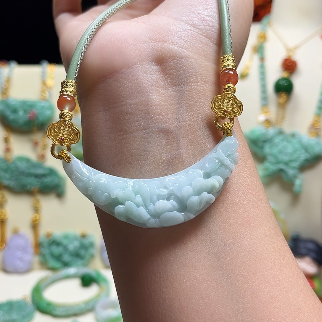 翡翠颈饰未镶嵌牡丹