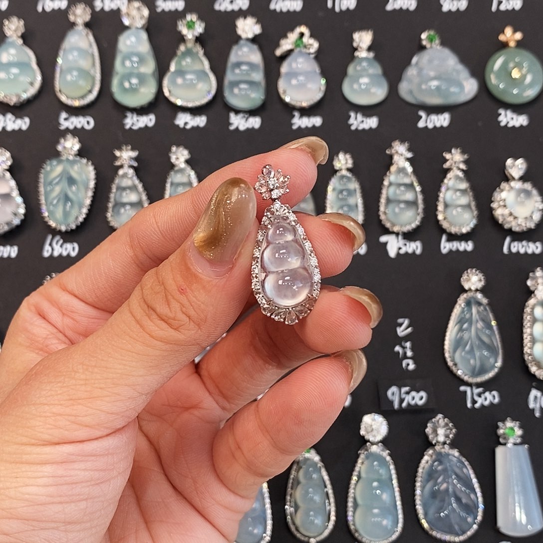 颈饰18K金镶嵌翡翠M**n天然缅甸A货翡翠福豆