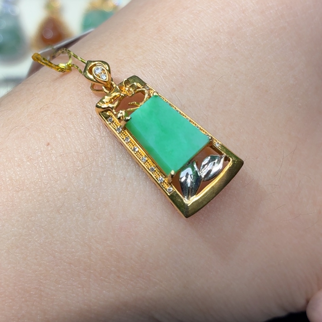 翡翠18K金镶嵌颈饰