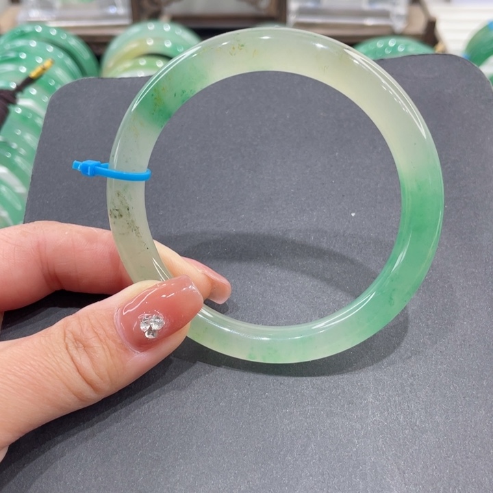 未镶嵌手镯石英质玉