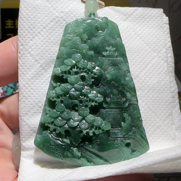 翡翠颈饰未镶嵌山水