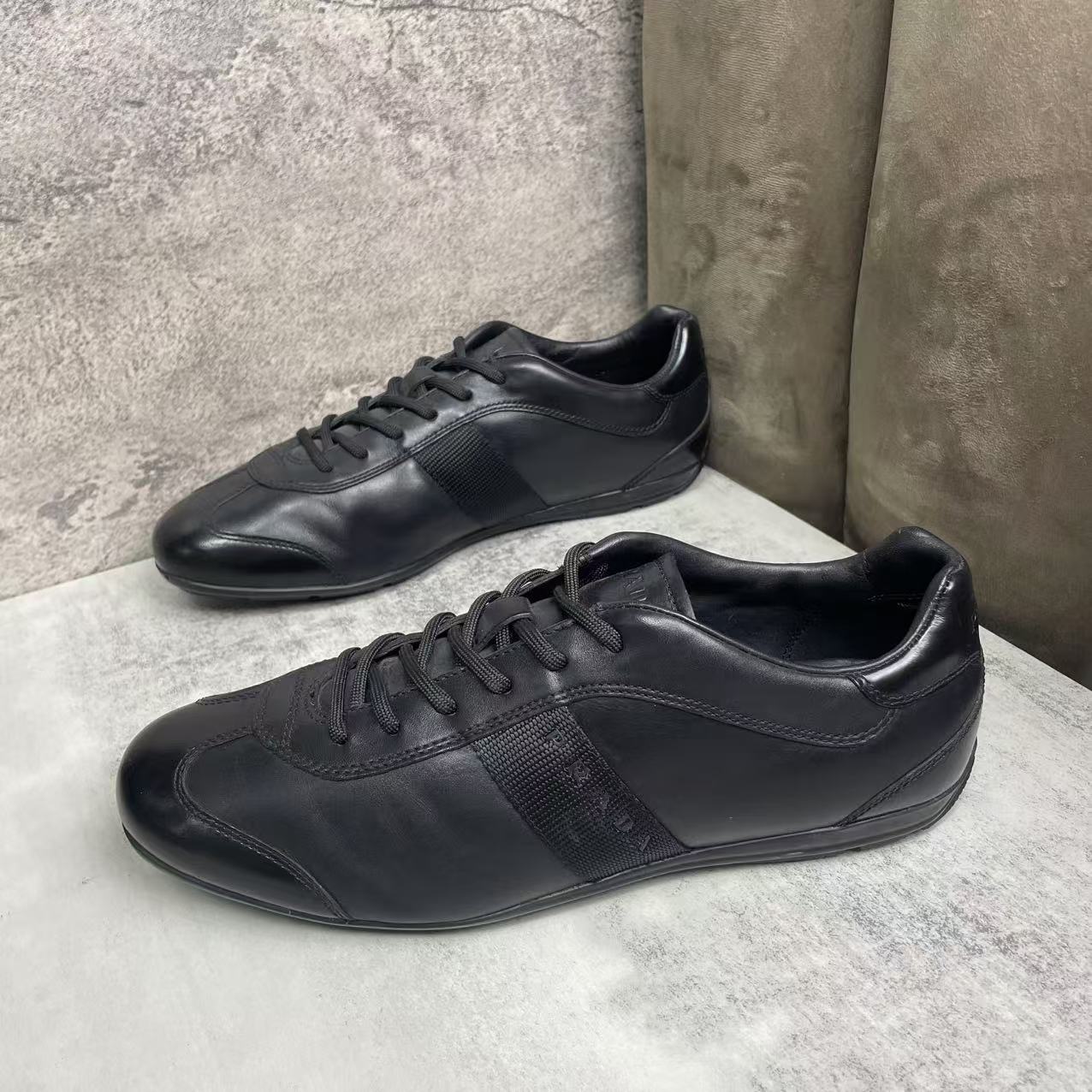95新 Prada/普拉达 黑色皮革侧翼logo时尚百搭舒适板鞋/42码
