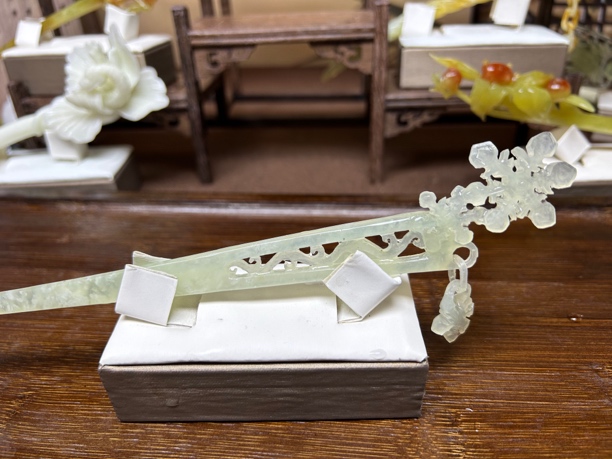 天然岫玉雪花玉簪 一体流苏