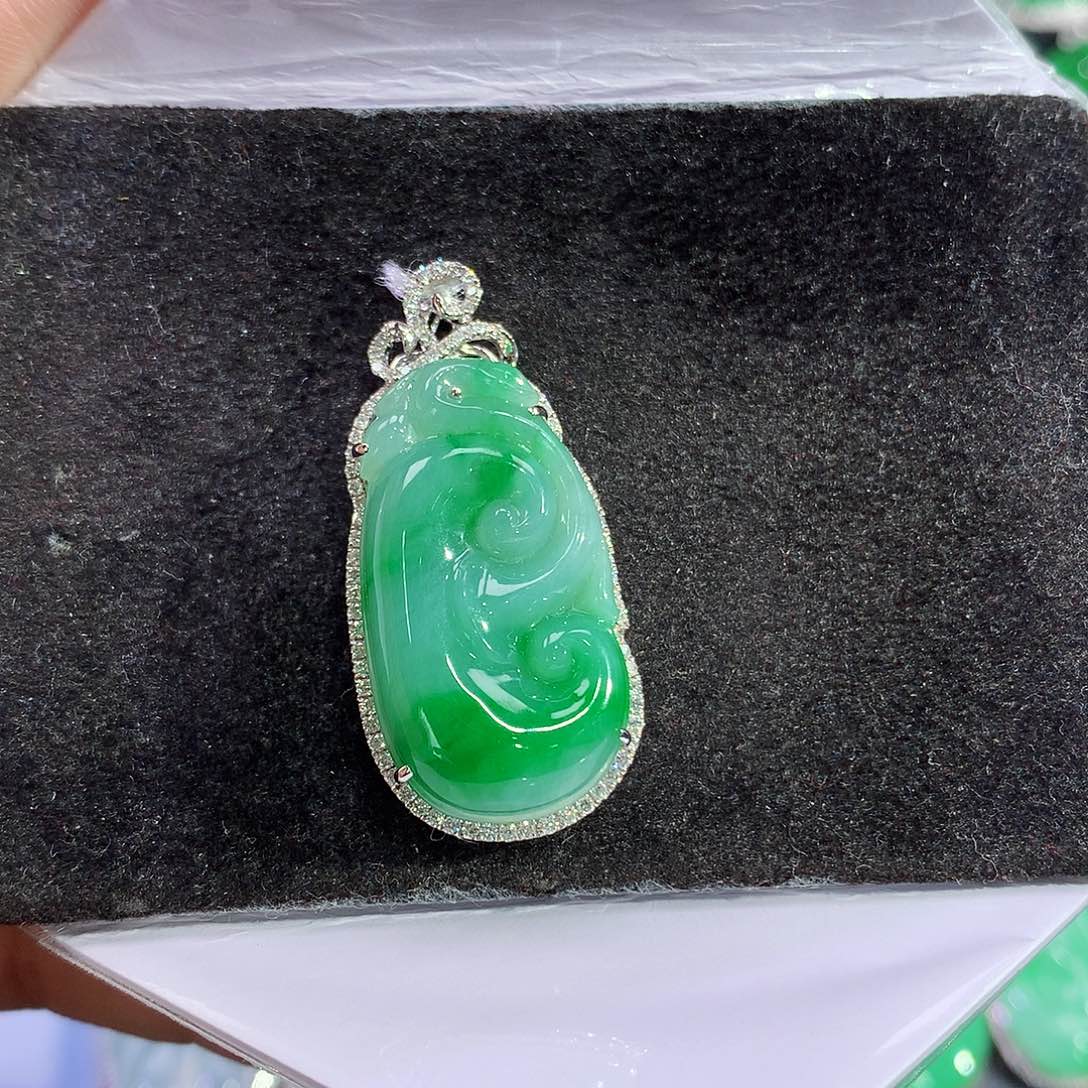 翡翠18K金镶嵌吊坠(赠链)