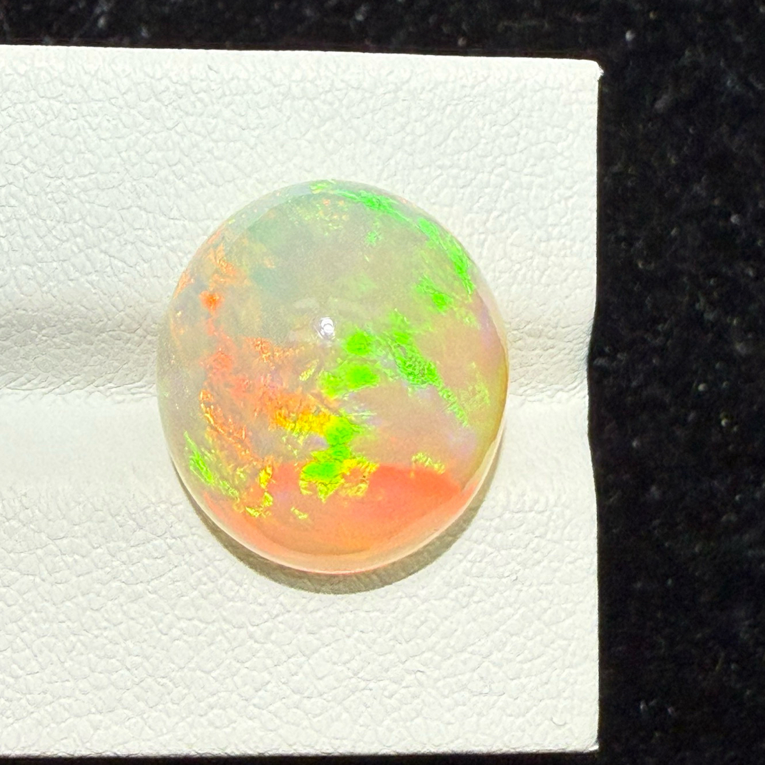 10.685ct天然彩欧泊裸石，尺寸16.7*15*9.6mm，颜色美艳，油画般色彩