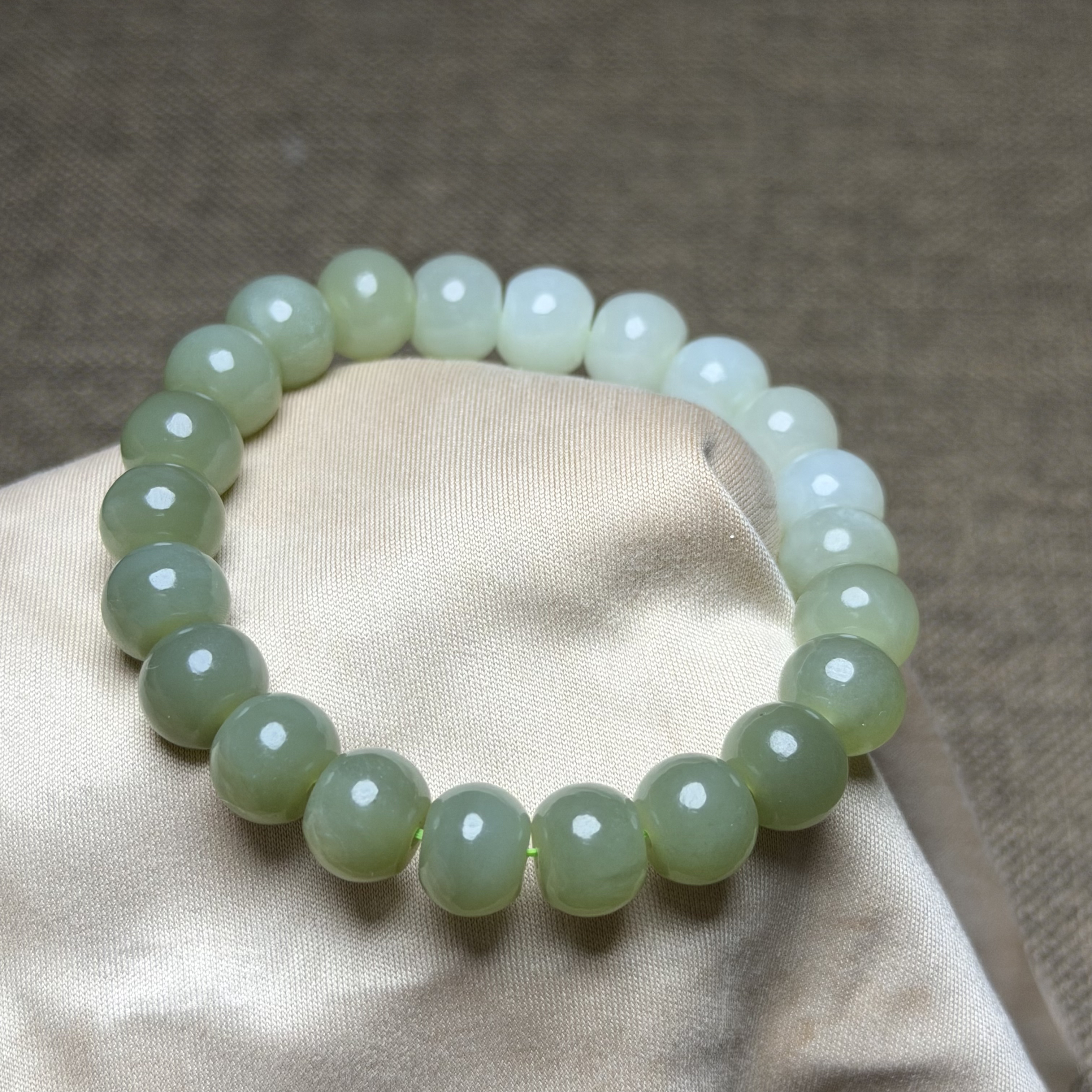 天然和田玉渐变湖水绿青白晴水精美时尚百搭款手串（多样性发一件）