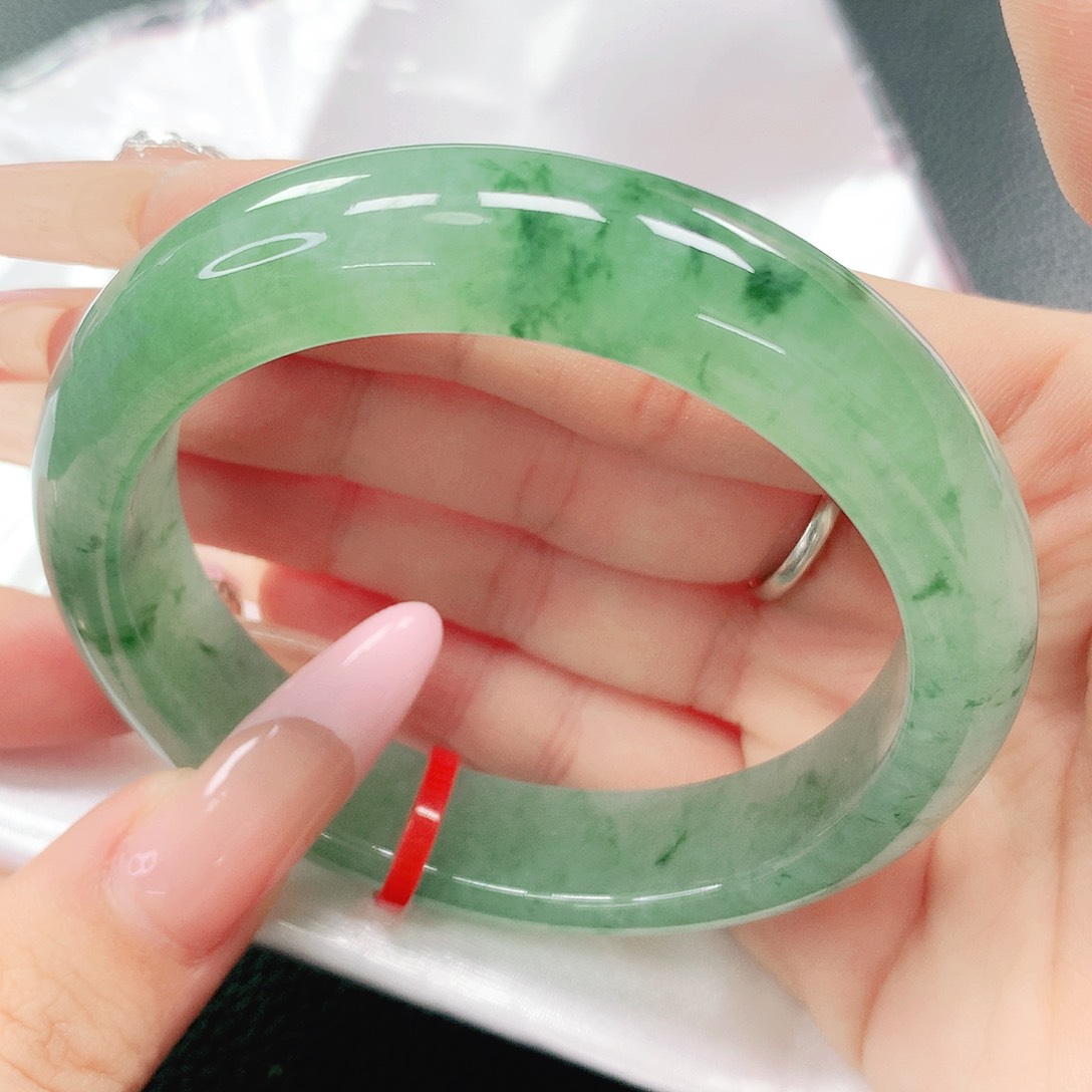 翡翠手镯未镶嵌56圈