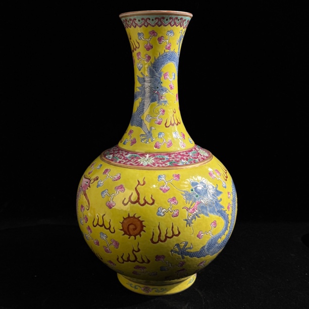 D黄地粉彩龙凤呈祥纹玉堂春瓶