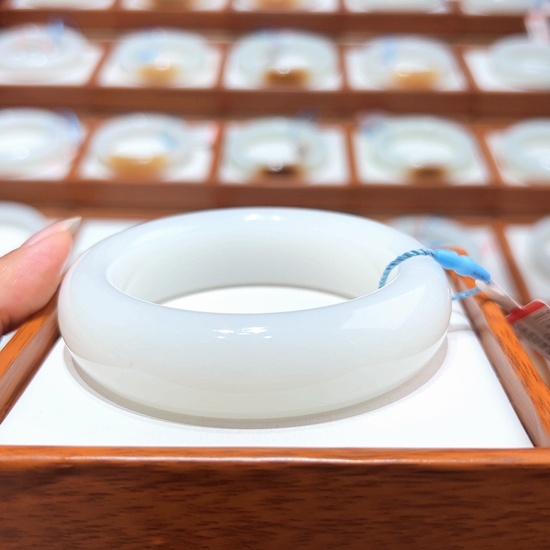 和田玉定金手镯余额45000元未镶嵌小*子