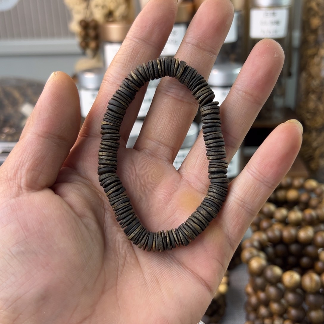 沉香手串妮****）沉水片片珠