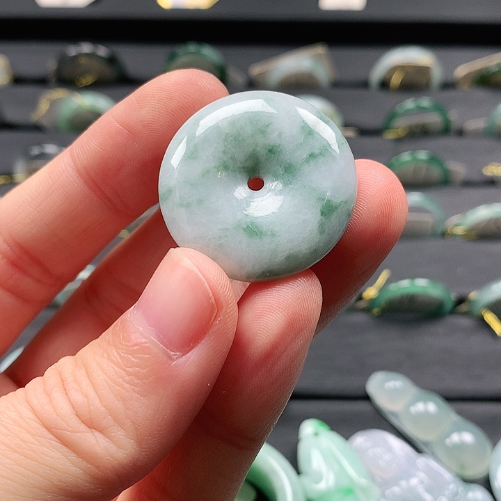 翡翠颈饰未镶嵌平安扣