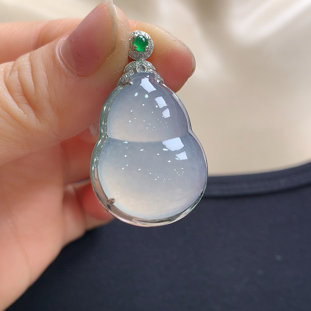 翡翠18K金镶嵌颈饰葫芦