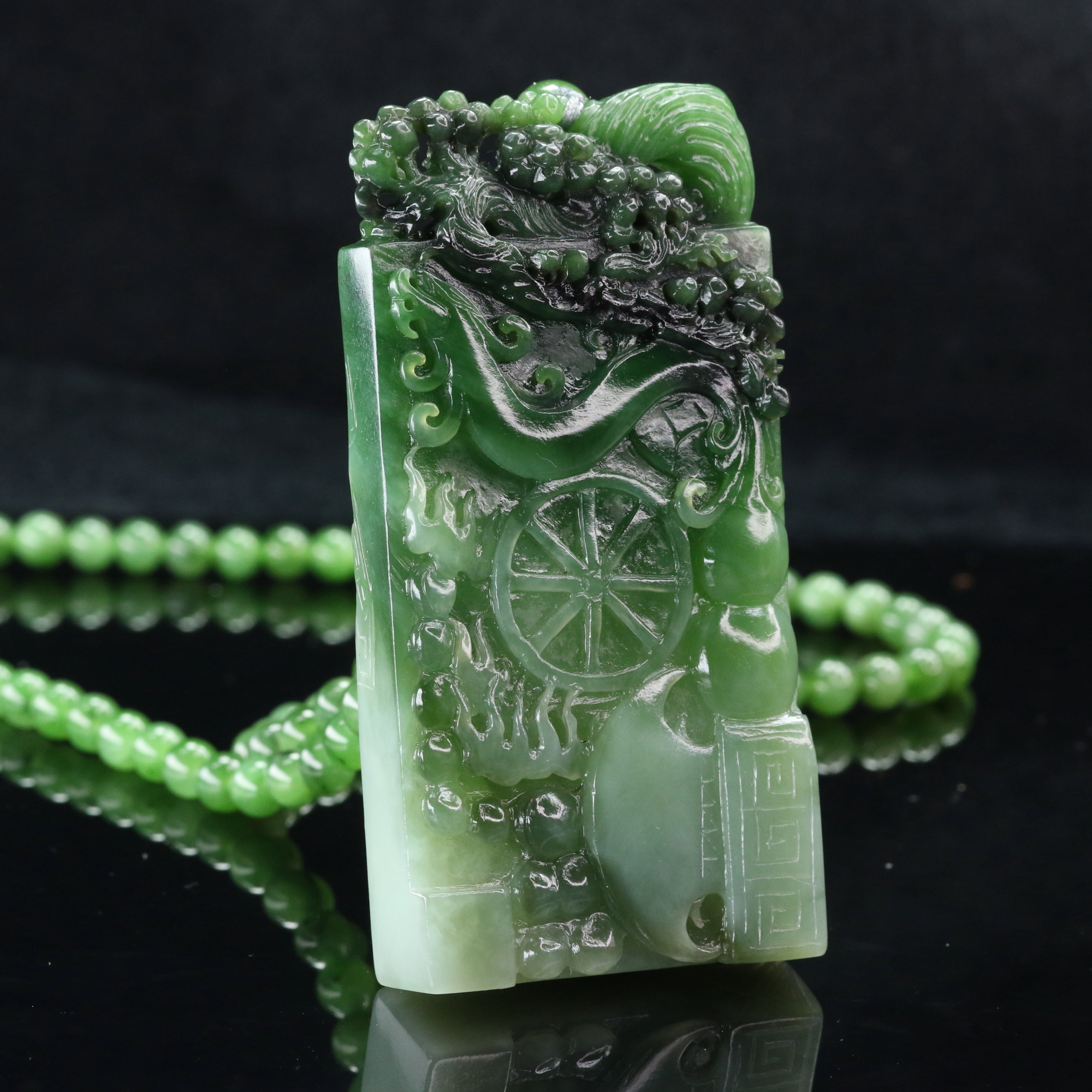 30和田玉俄七碧玉仿古龙牌吊坠/300117上海嘉禾拍卖