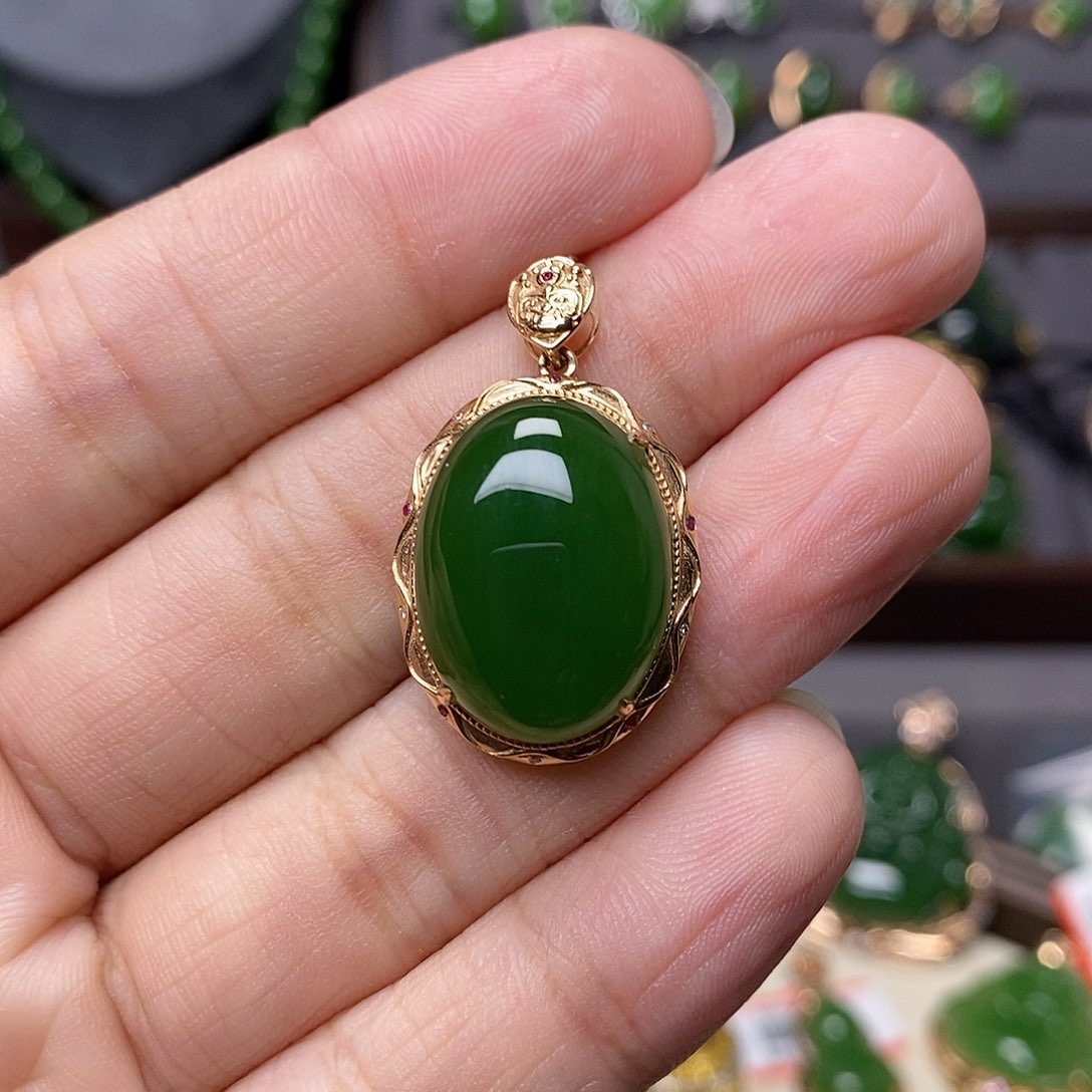 和田玉颈饰18K金镶嵌香**主