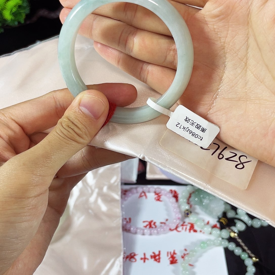 翡翠手镯未镶嵌天然翡翠手镯