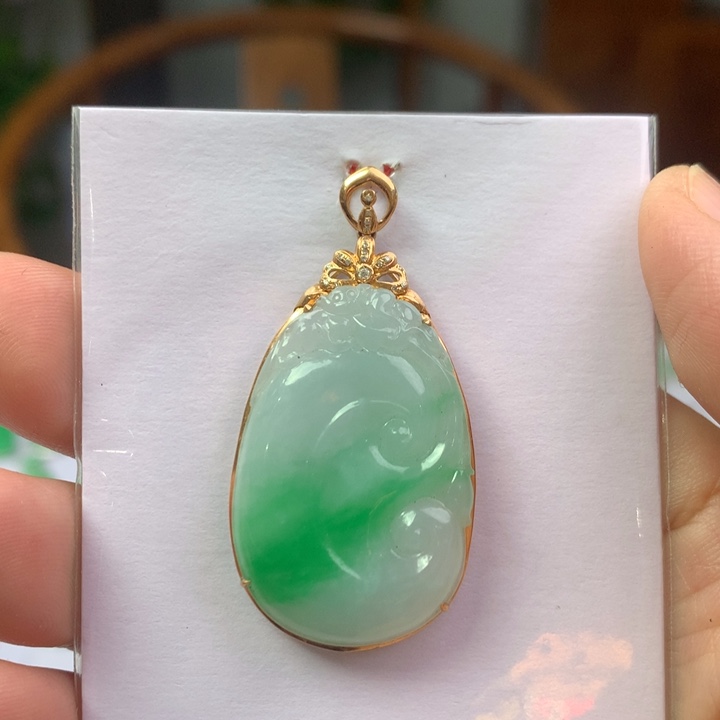 翡翠18K金镶嵌颈饰翡翠吊坠
