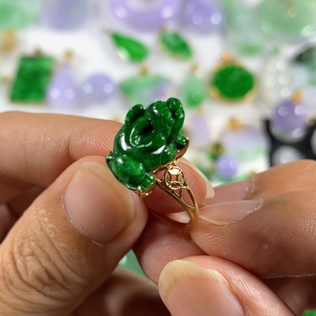 翡翠戒指18K金镶嵌翡翠