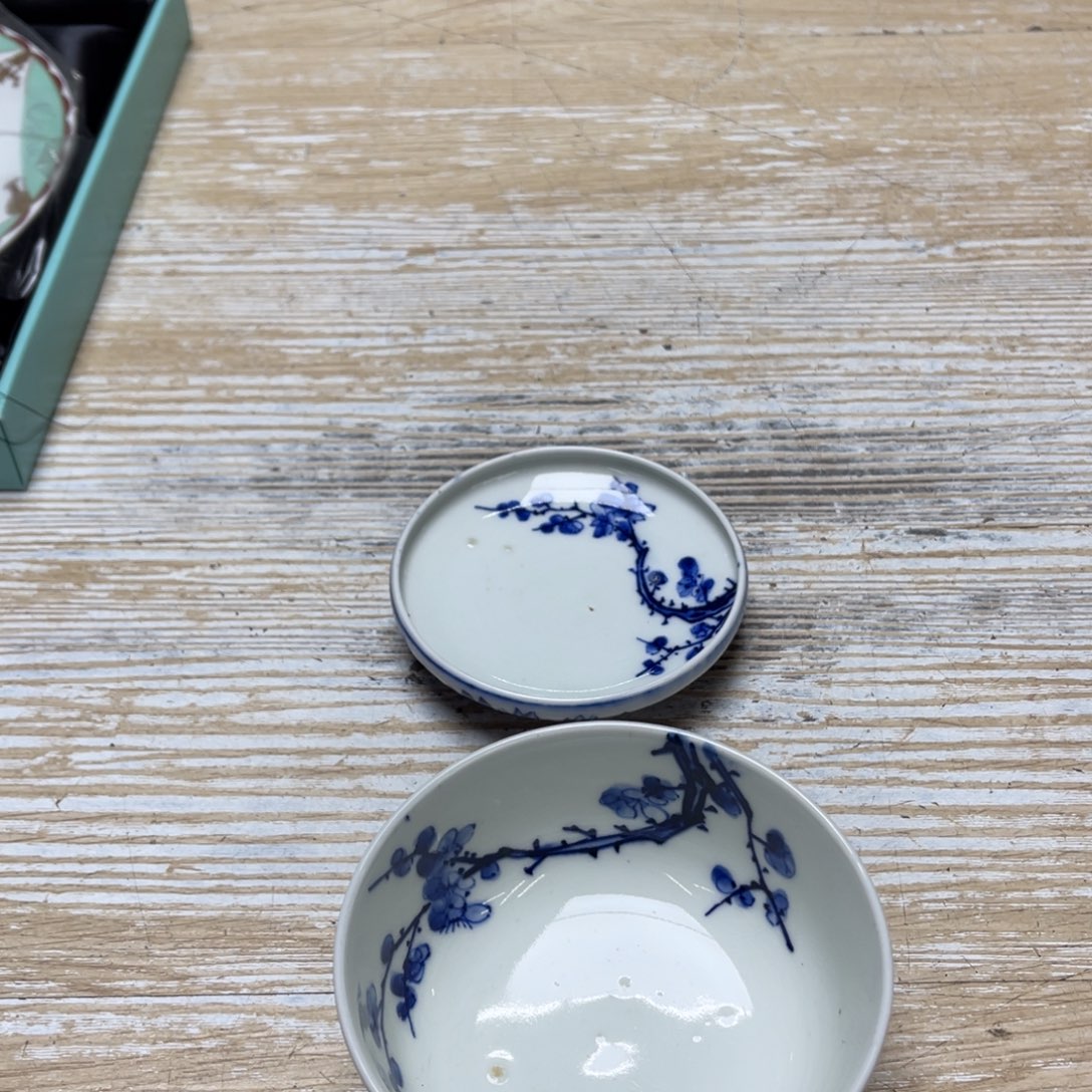 瓷片密密麻麻地排列着一个