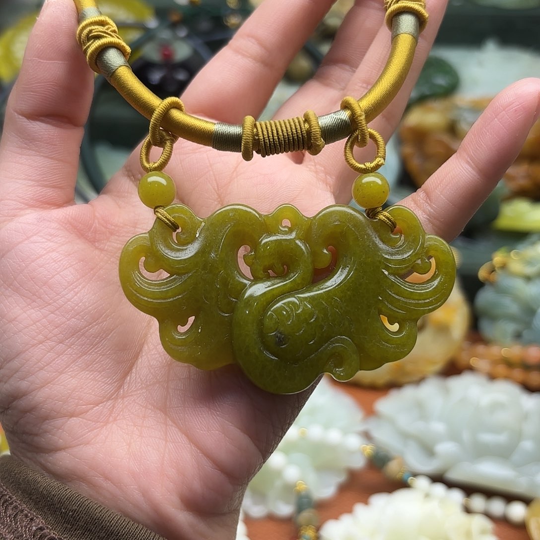 蛇纹石玉未镶嵌颈饰