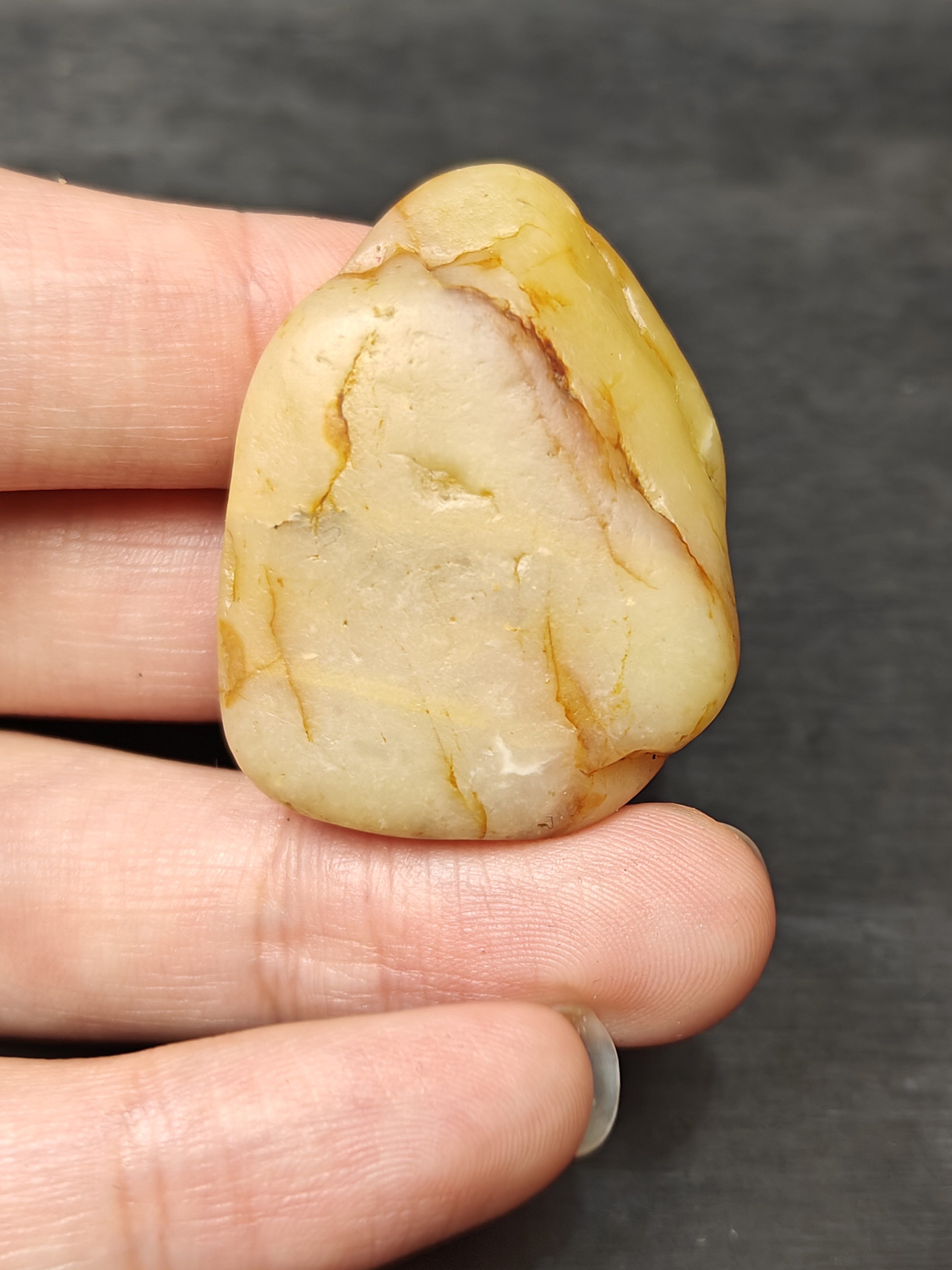 寿山田原石 白皮黄心。石肉非常完整细腻，可做手玩挂件