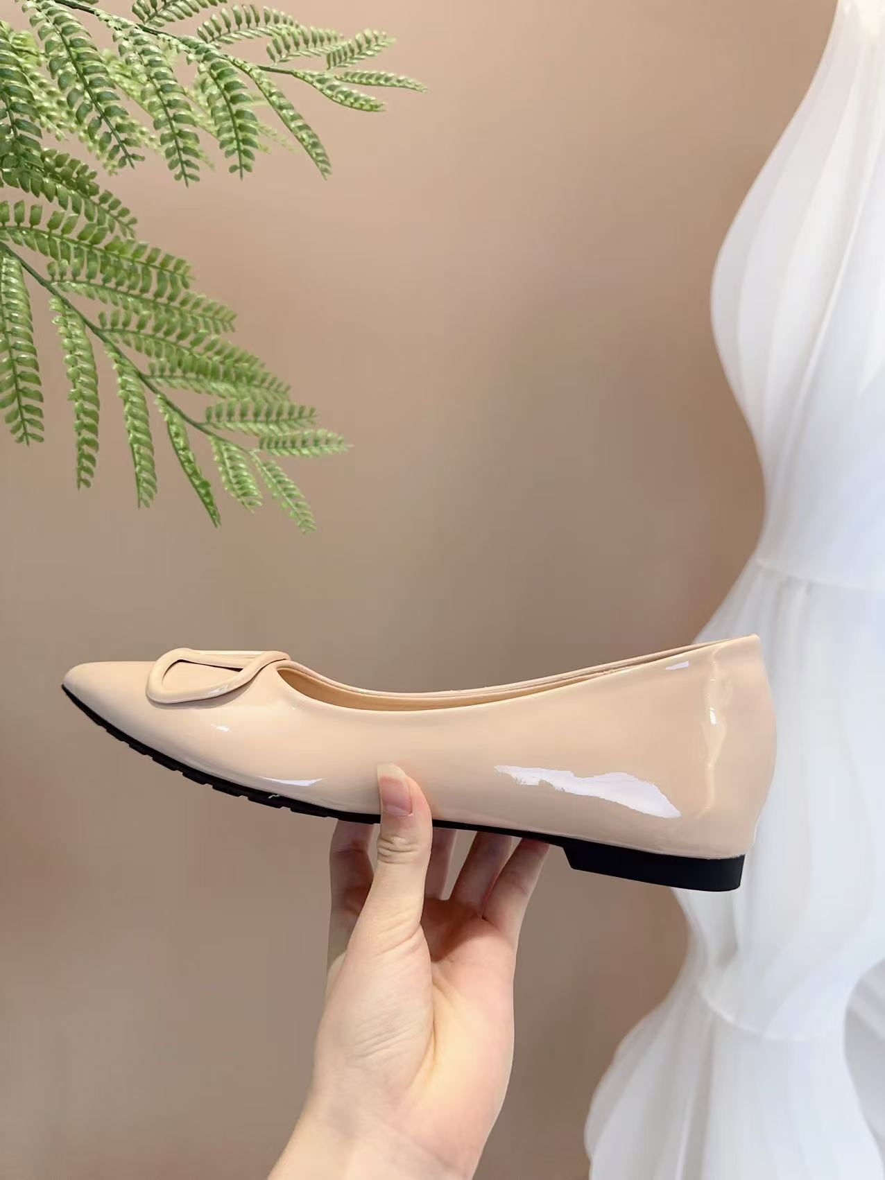 浅口V子扣名媛风尖头法式气质新款漆皮浅口单鞋666-4