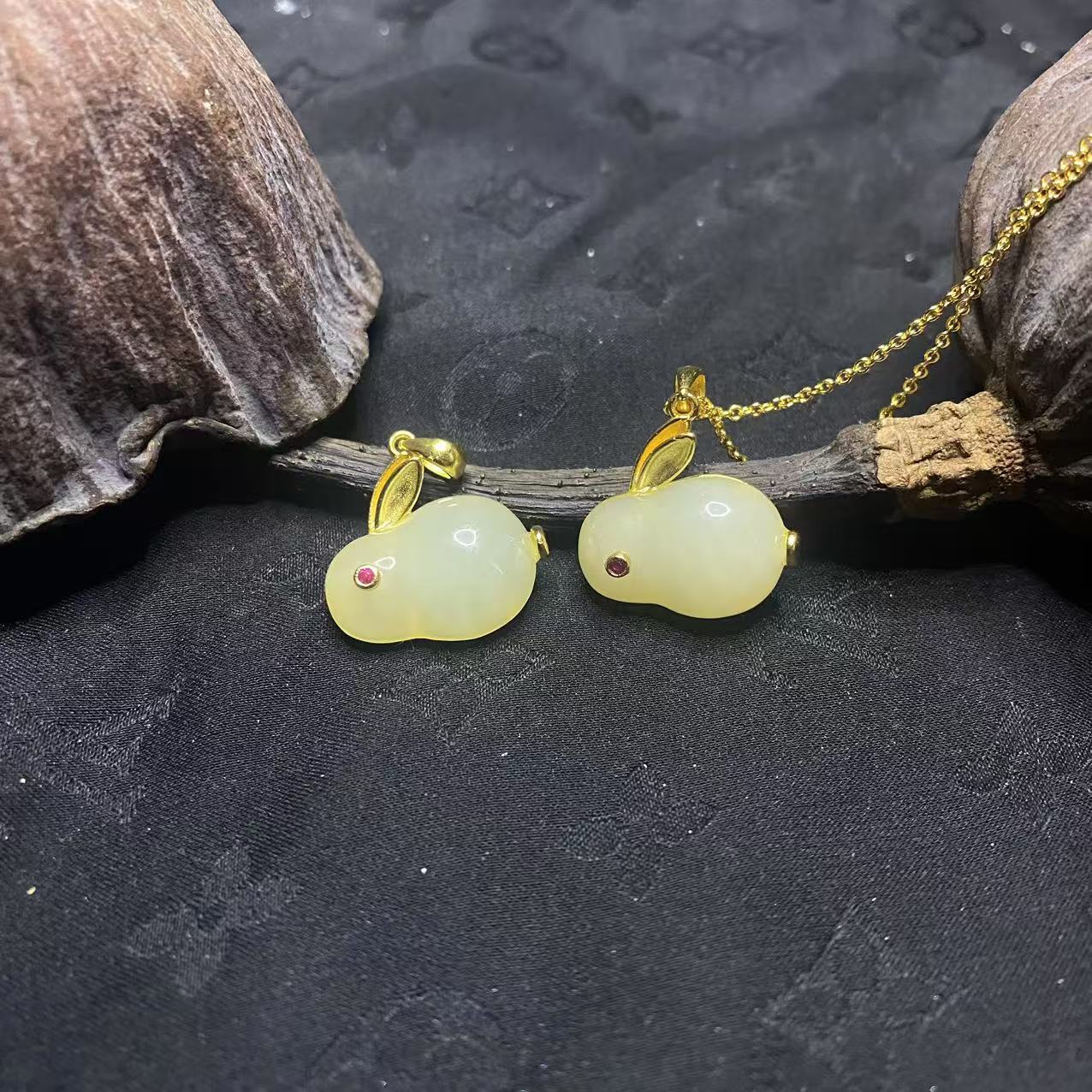 【玉合缘】天然和田玉兔子925银镶嵌吊坠-多样性发一 5648