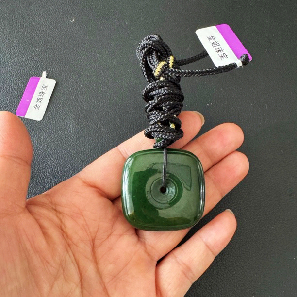 【菠菜绿约36*35*12mm】俄七碧玉红皮菠菜绿玉琮方扣吊坠约35克