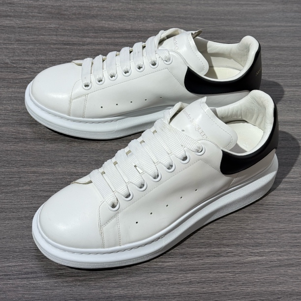 90新 Alexander McQueen/亚历山大·麦昆 42.5码 白黑尾 时尚板鞋