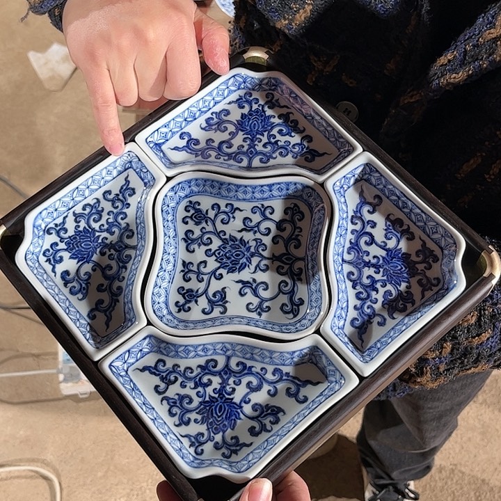 瓷片缠枝莲拼盘手绘青花微瑕