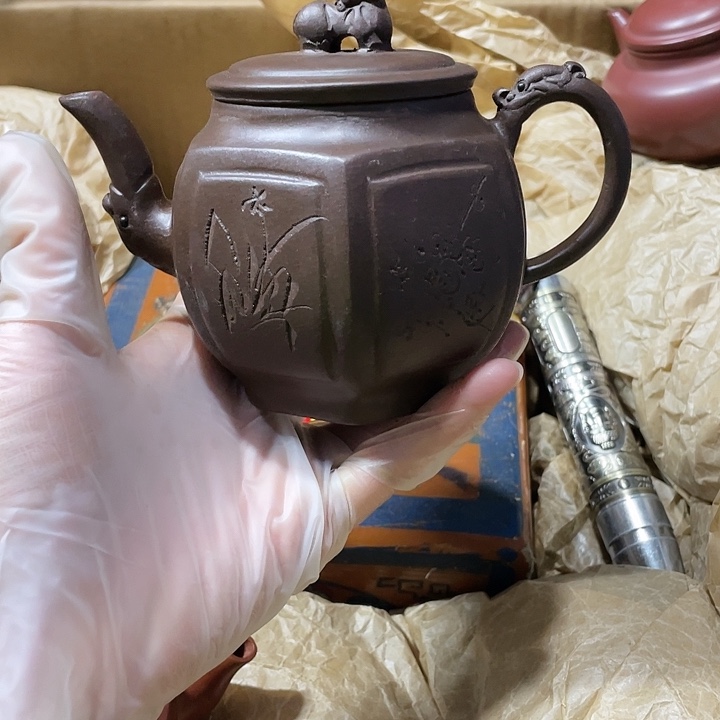 紫砂茶壶原矿泥料，手工制作的一把紫砂壶。