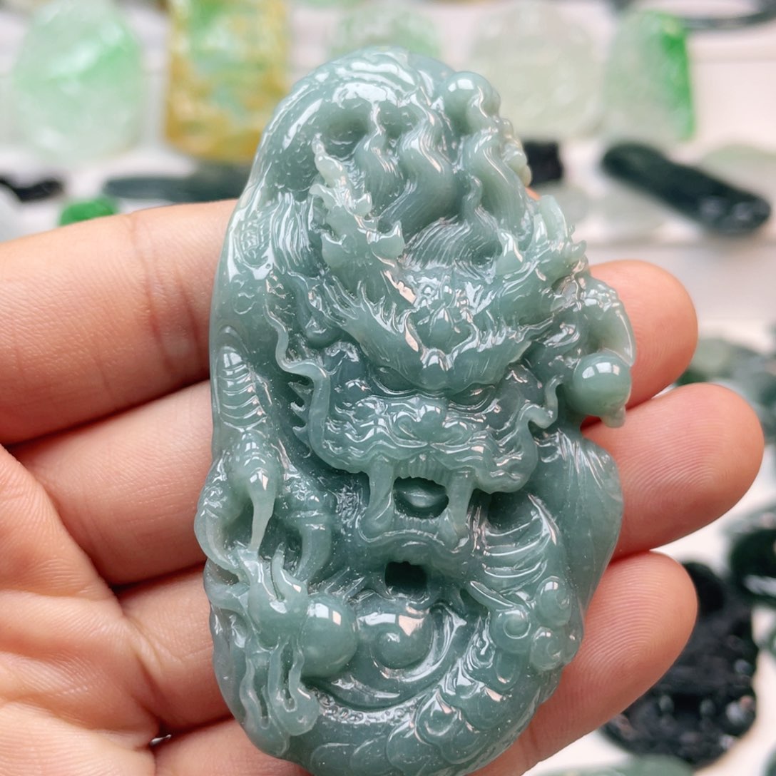 翡翠颈饰未镶嵌龙