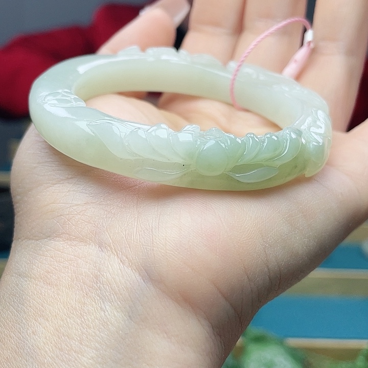 和田玉手镯55圈口。编号87未镶嵌