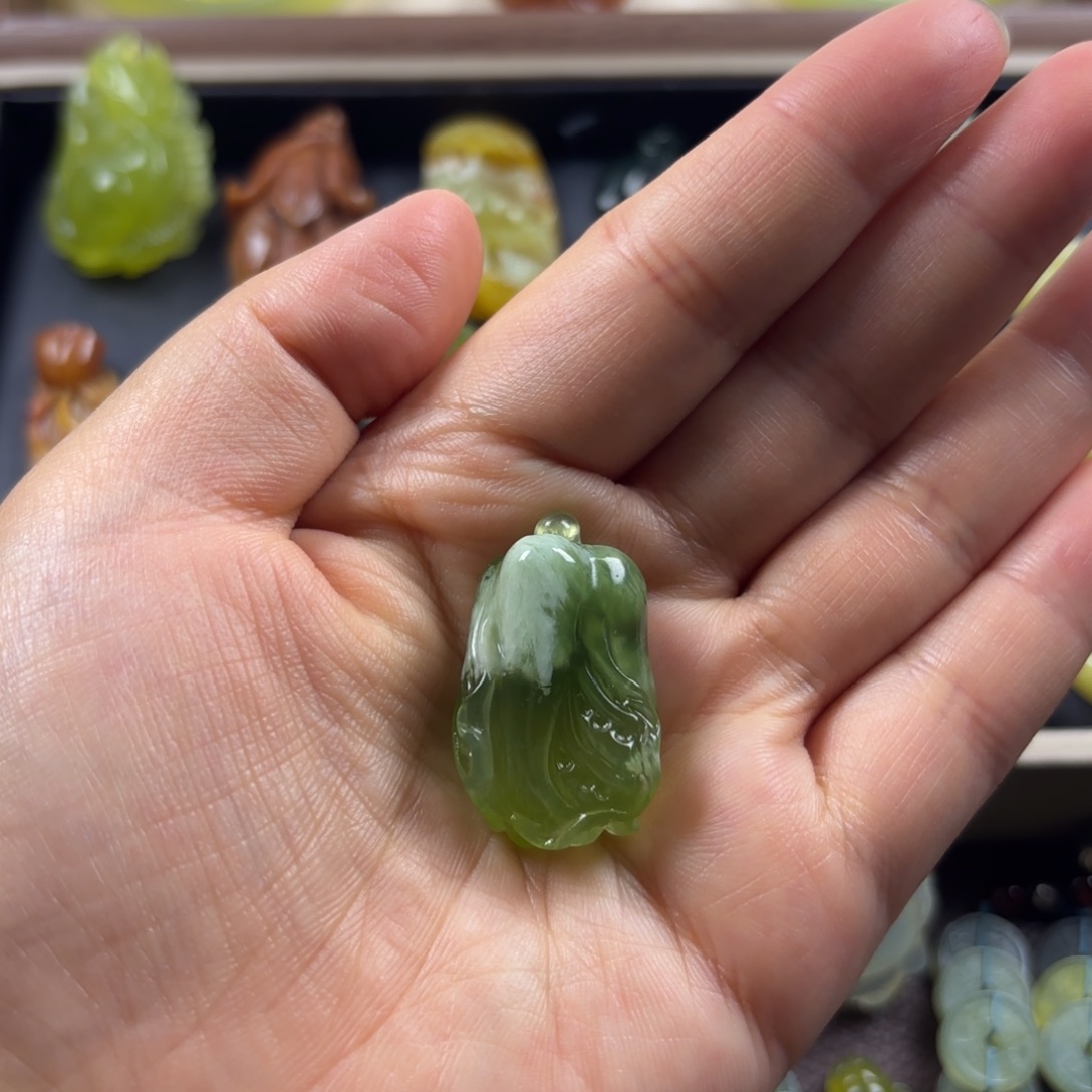 蛇纹石玉未镶嵌颈饰