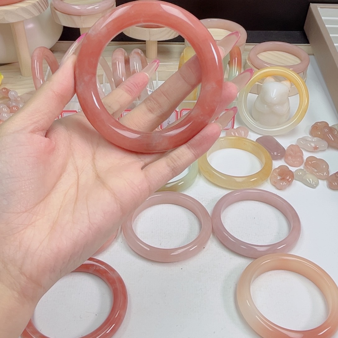 未镶嵌手镯石英质玉司***人