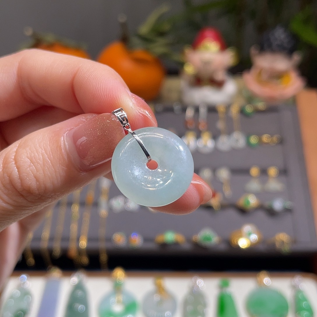 翡翠吊坠(不含链)18K金镶嵌小扣子