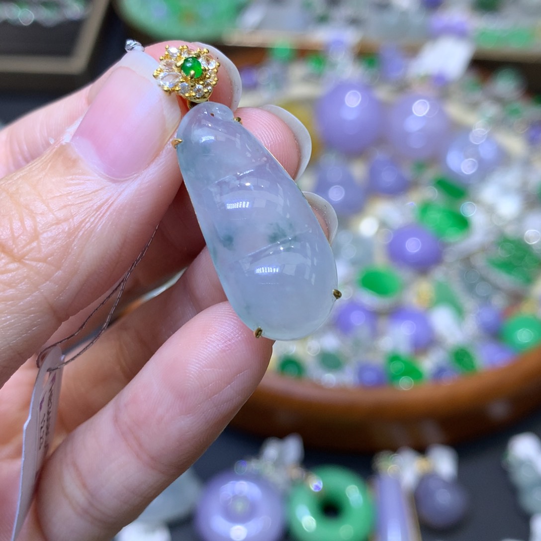 颈饰18K金镶嵌翡翠