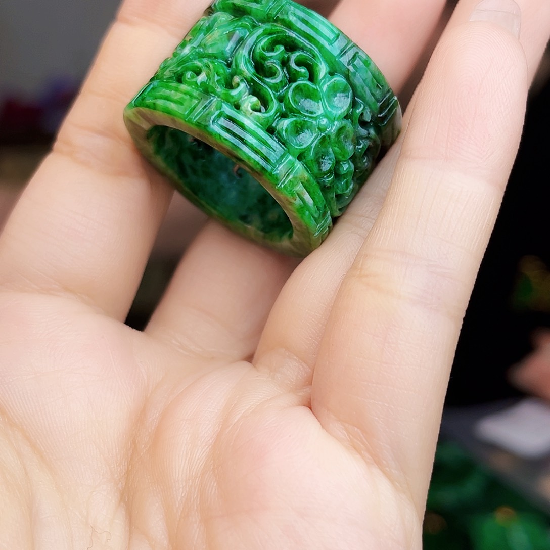 翡翠未镶嵌颈饰多样性