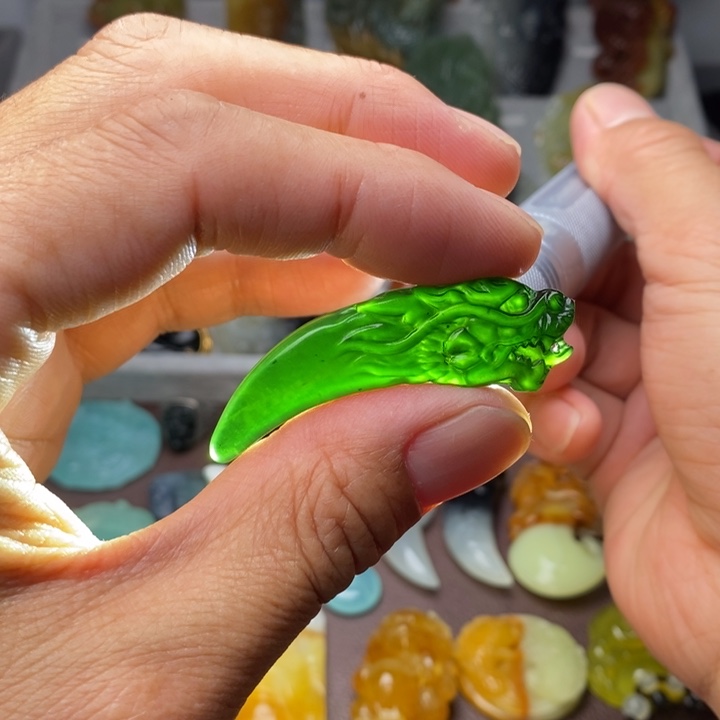 蛇纹石玉颈饰未镶嵌